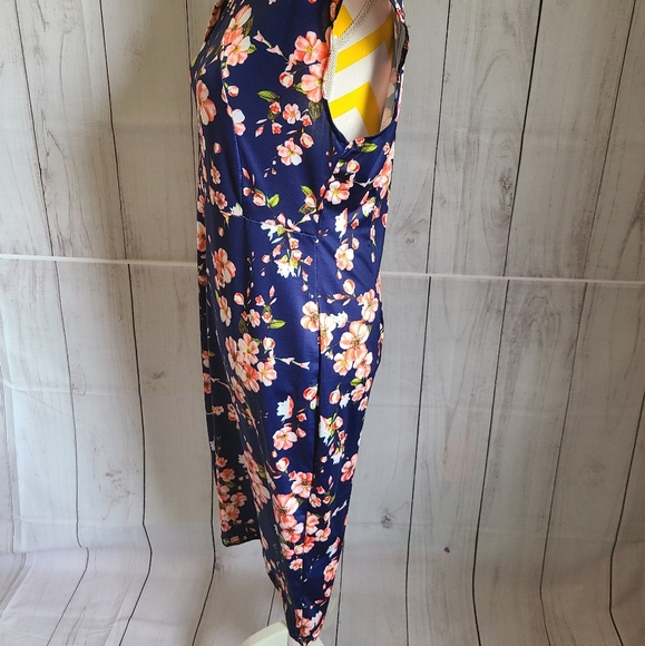 Floral twist neckline dress - Picture 4 of 8